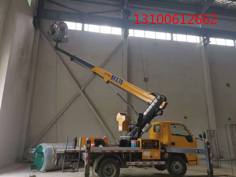 18米直臂式升降车厂房内安装线槽施工现场，效率高