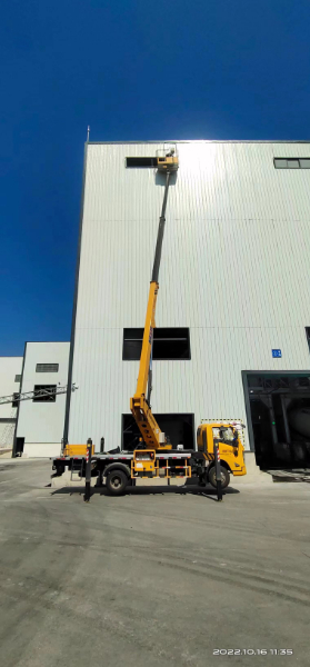 24米高空作业车安装厂房玻璃施工现场，载人操作方便
