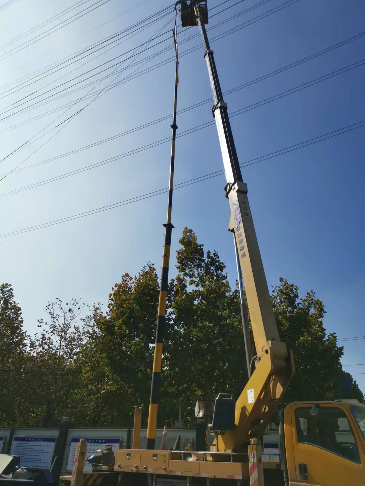 24米直臂式登高车维修电缆线施工现场，带司机操作方便