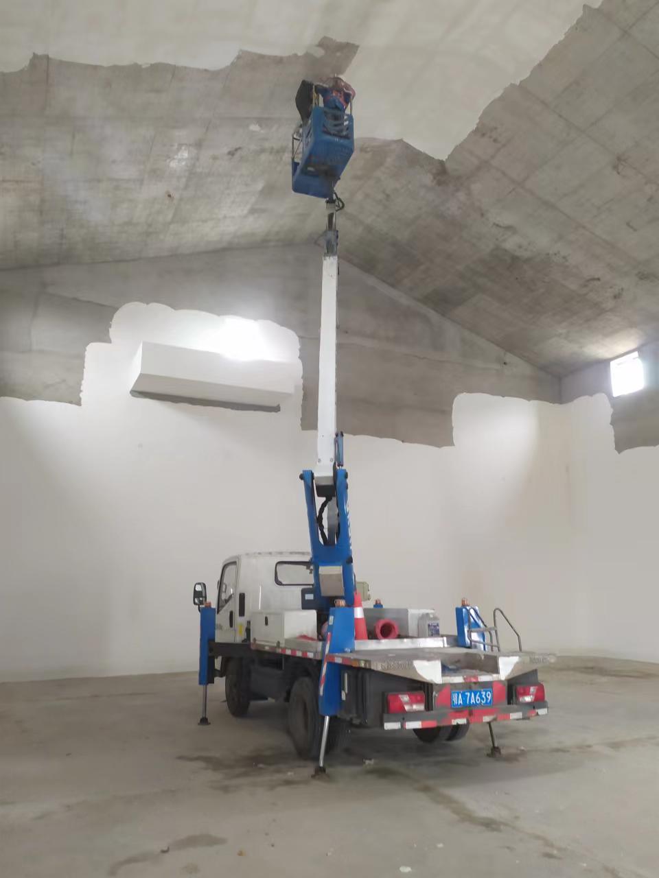 武汉22米直臂式登高车墙面粉刷施工现场，效率高