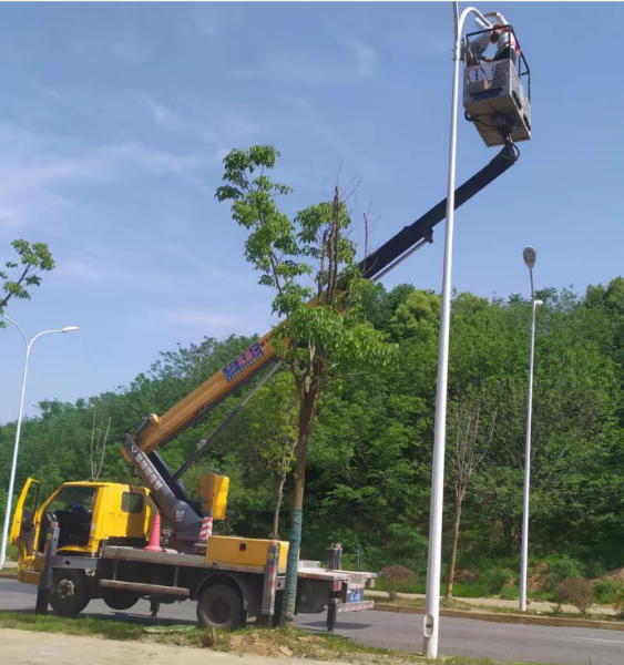 18米直臂式登高车安装路灯施工现场，安全性高