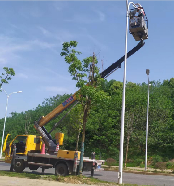 22米升降车载人安装路灯施工现场
