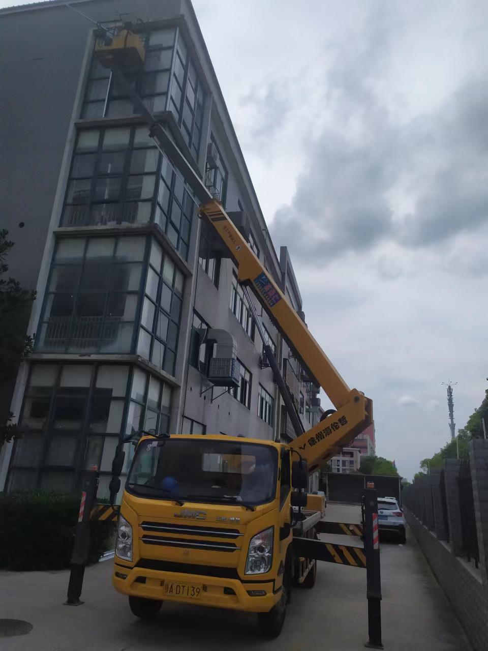 22米登高车安装房屋玻璃施工现场