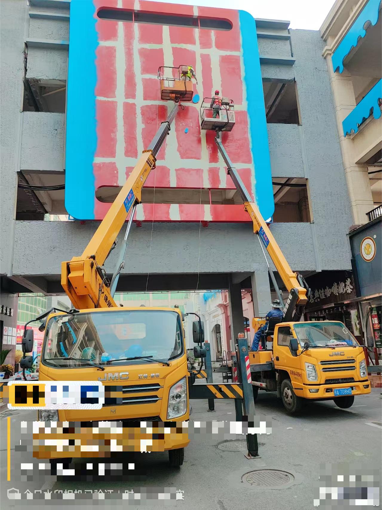 22米升降车汉口北安装广告牌施工现场