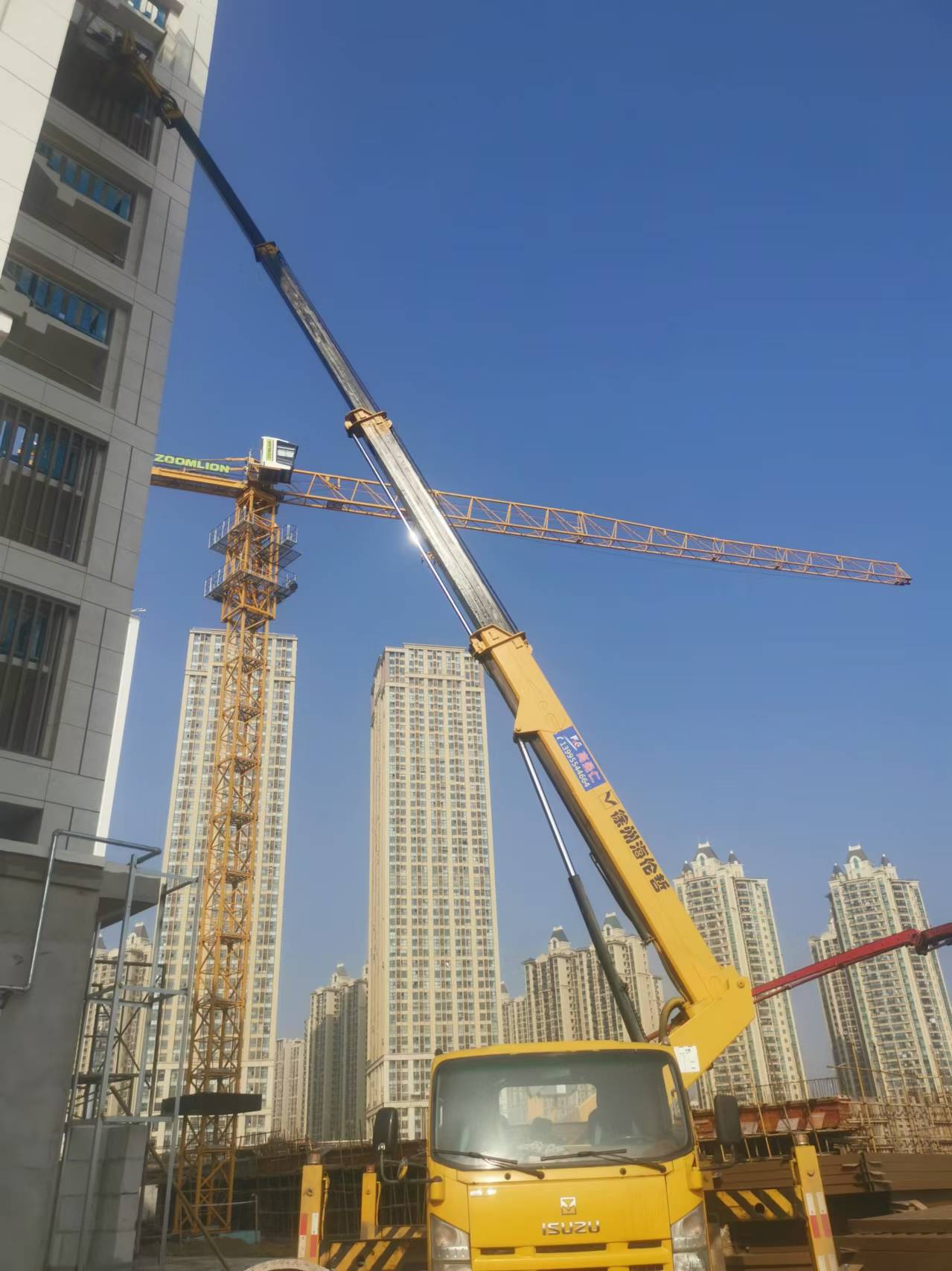 22米登高车高楼层封阳台施工现场