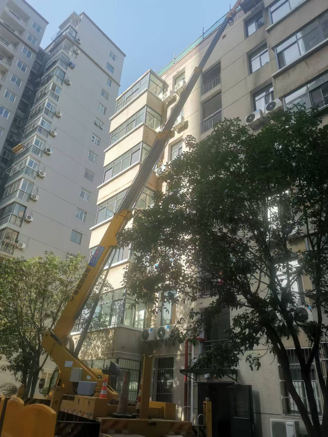登高车外墙高空作业，安全