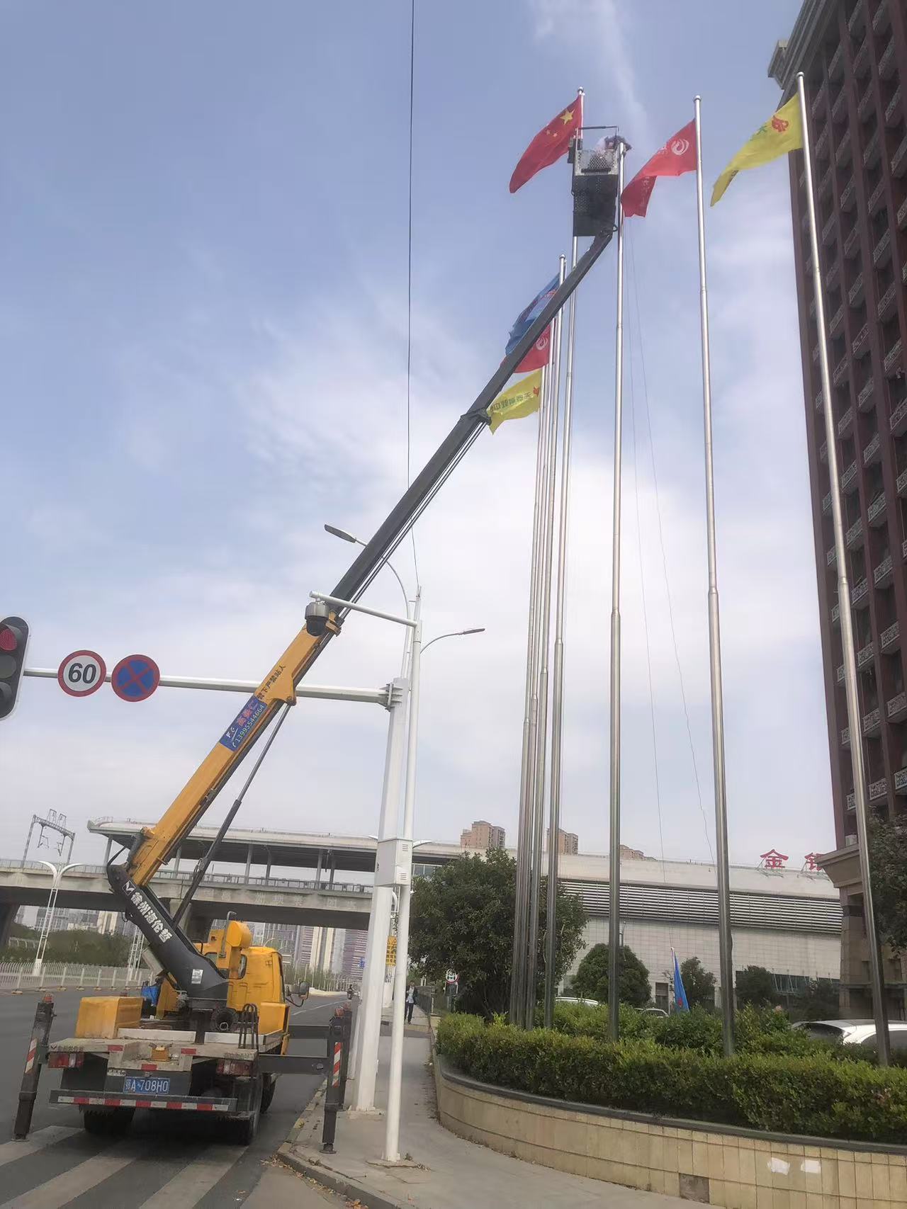 22米云梯车安装旗帜施工现场，效率高
